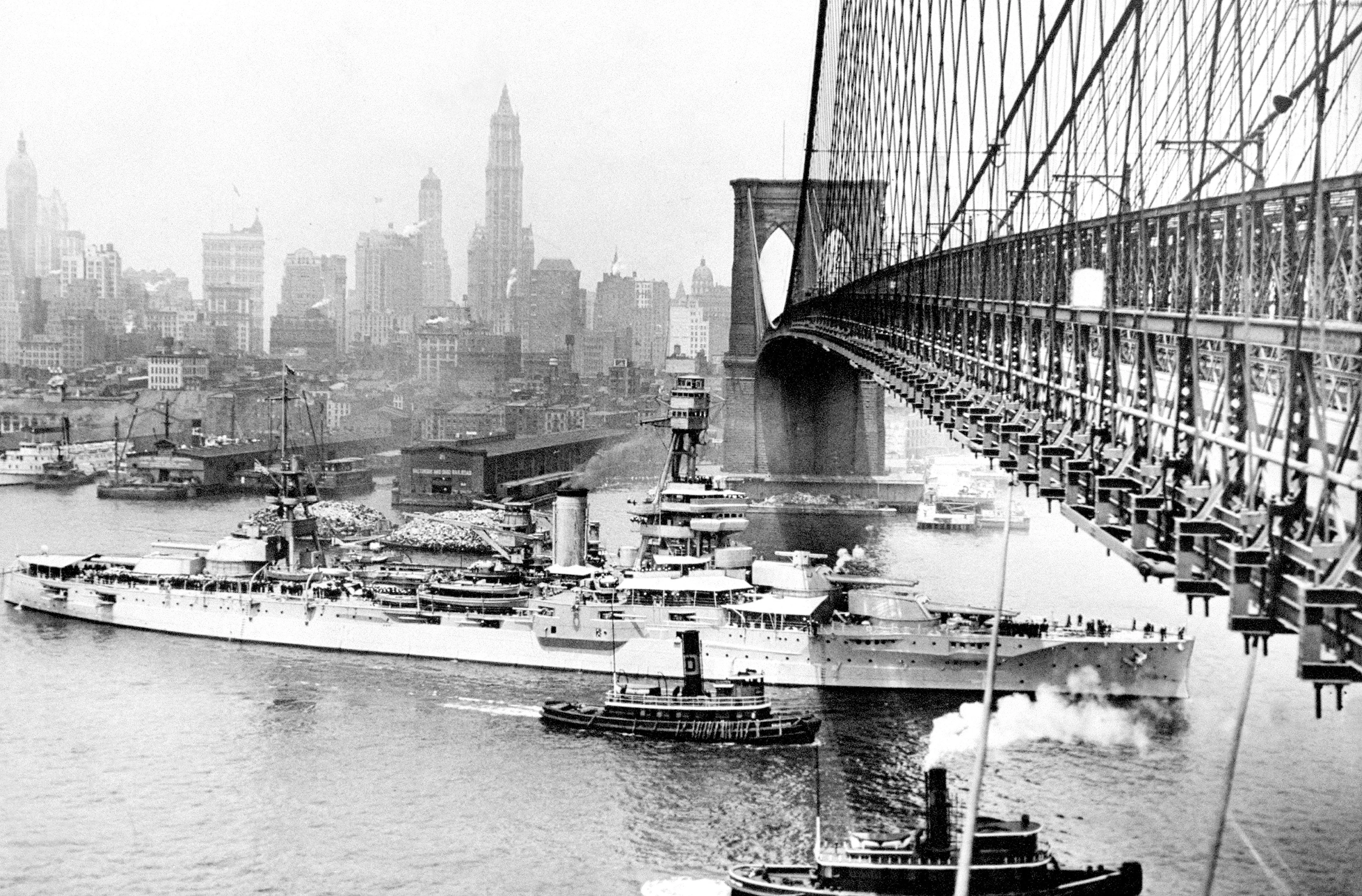 100 Years: New York Daily News in Iconic Photos and Front Pages - Image 10