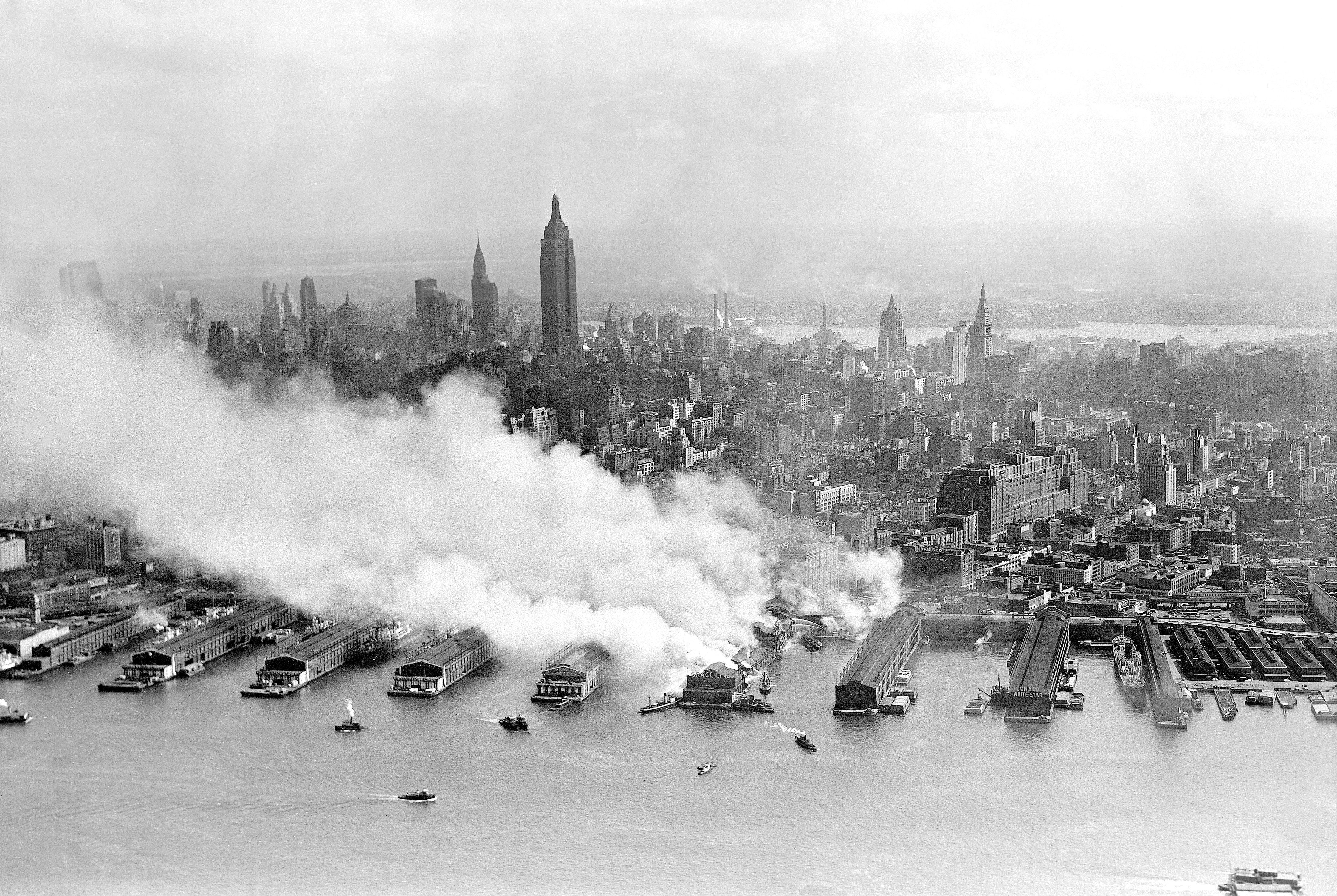 100 Years: New York Daily News in Iconic Photos and Front Pages - Image 17