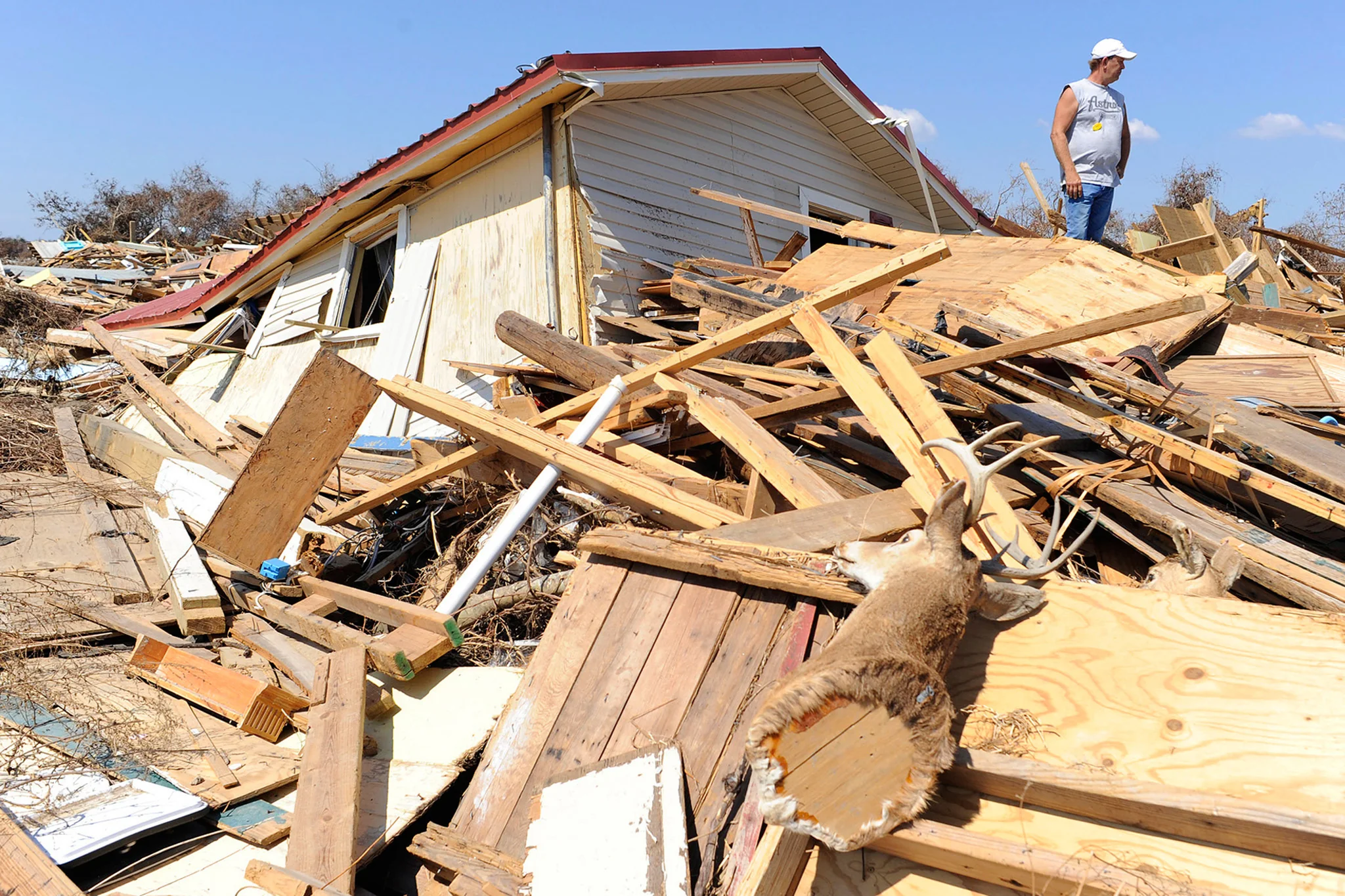 In Ike's Wake: Southeast Texas Endures Hurricane's Devastation - Image 5