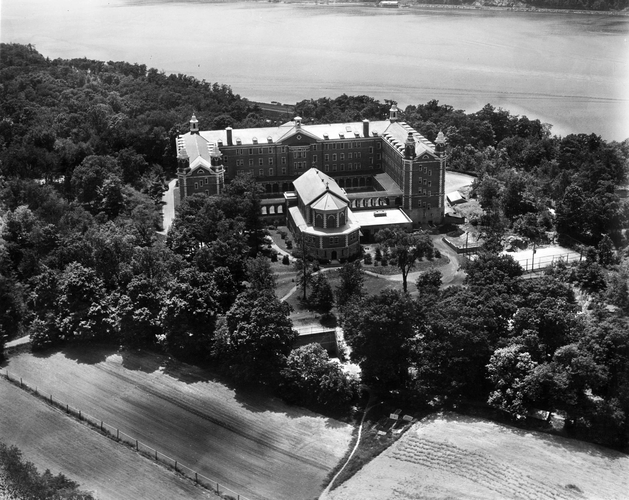 The Mid-Hudson Valley: Through Our Eyes: A Pictorial Reflection of Our History - Image 11
